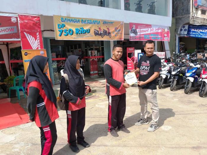 Peserta didik MAN 3 Kota Jambi Menerima Beasiswa dari PT. Daya Honda Motor Peserta didik MAN 3 Kota Jambi Menerima Beasiswa dari PT. Daya Honda Motor