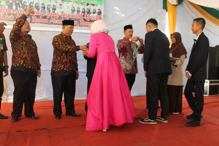 PELEPASAN PESERTA DIDIK KELAS XII MAN 3 KOTA JAMBI ANGKATAN KE – X BERLANGSUNG MERIAH PELEPASAN PESERTA DIDIK KELAS XII MAN 3 KOTA JAMBI ANGKATAN KE – X BERLANGSUNG MERIAH