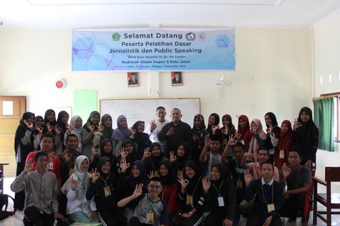 ICT dan PIK-R JERSI Mengadakan Pelatihan Public Speaking dan Jurnalistik ICT dan PIK-R JERSI Mengadakan Pelatihan Public Speaking dan Jurnalistik