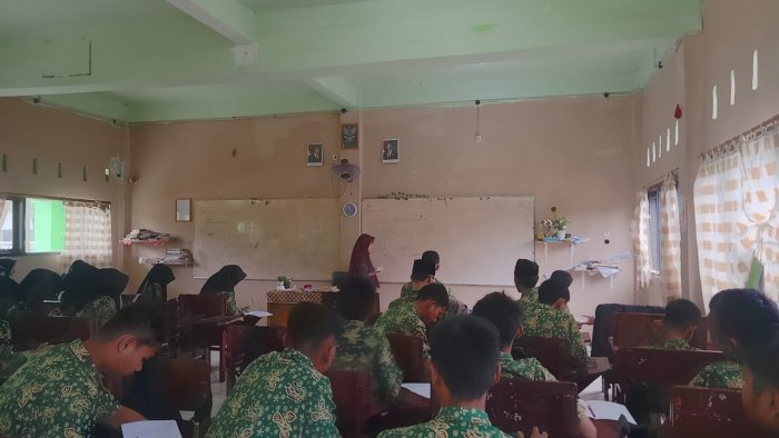 Ibu Miftah Hati Terapkan Problem Based Learning dalam Pembelajaran Integral di Kelas XII F1 Ibu Miftah Hati Terapkan Problem Based Learning dalam Pembelajaran Integral di Kelas XII F1