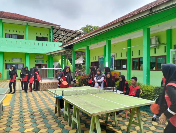 XII F4 Kalahkan XI F1, Dini Ananda Raih Juara 1 Tenis Meja Putri