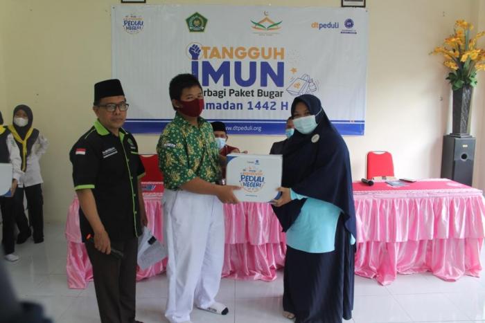 MAN 3 KOTA JAMBI BERSAMA DAARUT TAUHIID BERBAGI PAKET BUGAR TANGGUH IMUN RAMADAN 1442 H MAN 3 KOTA JAMBI BERSAMA DAARUT TAUHIID BERBAGI PAKET BUGAR TANGGUH IMUN RAMADAN 1442 H