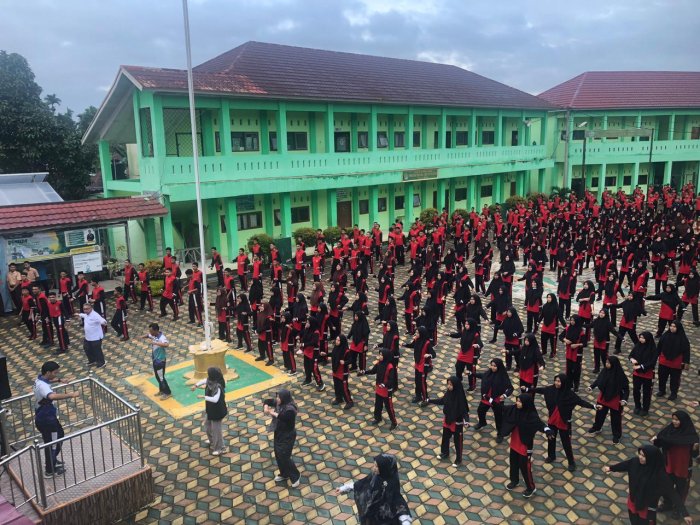 Penuh Semangat! Seluruh Warga MAN 3 Kota Jambi Ikuti Senam Bersama dan Syukuri Dana Hibah SBSN Penuh Semangat! Seluruh Warga MAN 3 Kota Jambi Ikuti Senam Bersama dan Syukuri Dana Hibah SBSN
