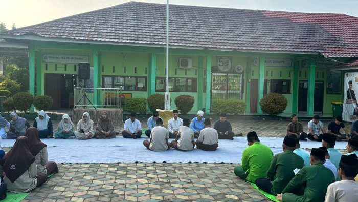 Hening yang Menguatkan Iman, Pembiasaan Yasin dan Tahlil di MAN 3 Kota Jambi Berlangsung Khidmat Hening yang Menguatkan Iman, Pembiasaan Yasin dan Tahlil di MAN 3 Kota Jambi Berlangsung Khidmat