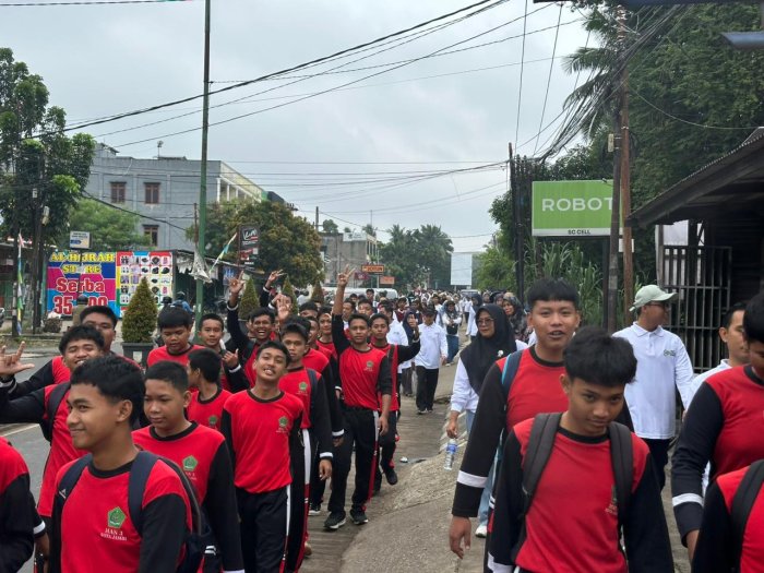 Kepala MAN 3 Kota Jambi Bersama Guru dan Murid Ikuti Jalan Santai HAB Kemenag RI ke-80