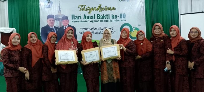 Semarak HAB ke-80, MAN 3 Kota Jambi Terima Hadiah Lomba Voli Gembira dan Pasang Tekuluk di Kemenag Kota Jambi