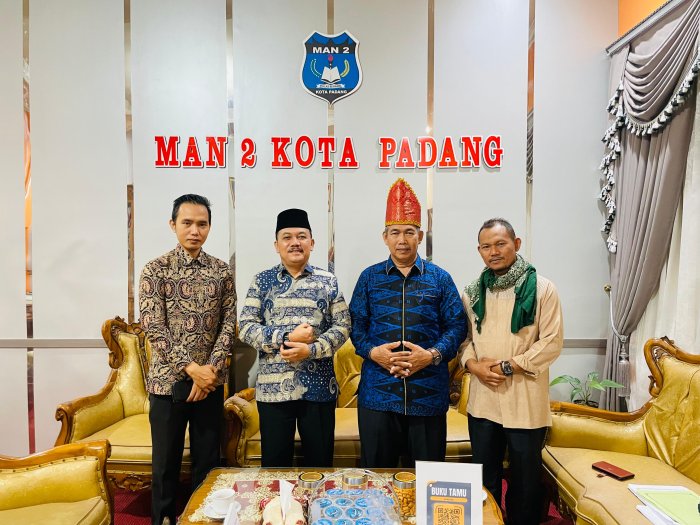 Belajar dari yang Terbaik: MAN 3 Jambi Kunjungi MAN 2 Padang Panjang