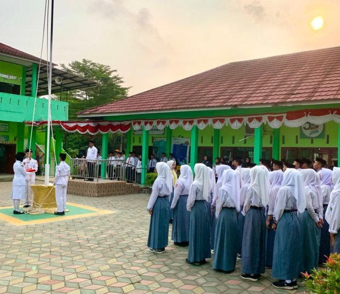 Kasi Penmad Kemenag Kota Jambi Pimpin Upacara di MAN 3 Kota Jambi, Beri Pesan Penting tentang Nilai Diri Kasi Penmad Kemenag Kota Jambi Pimpin Upacara di MAN 3 Kota Jambi, Beri Pesan Penting tentang Nilai Diri