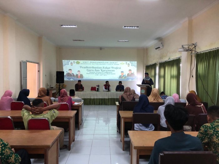 Peduli Sesama, MAN 3 Kota Jambi Bagikan 100 Paket Sembako kepada 40 Murid dan 60 Warga Peduli Sesama, MAN 3 Kota Jambi Bagikan 100 Paket Sembako kepada 40 Murid dan 60 Warga