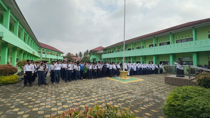 Menuju Bangku MAN 3 Kota Jambi, Ratusan Calon Murid Berjuang Lewati Tes CBT Menuju Bangku MAN 3 Kota Jambi, Ratusan Calon Murid Berjuang Lewati Tes CBT