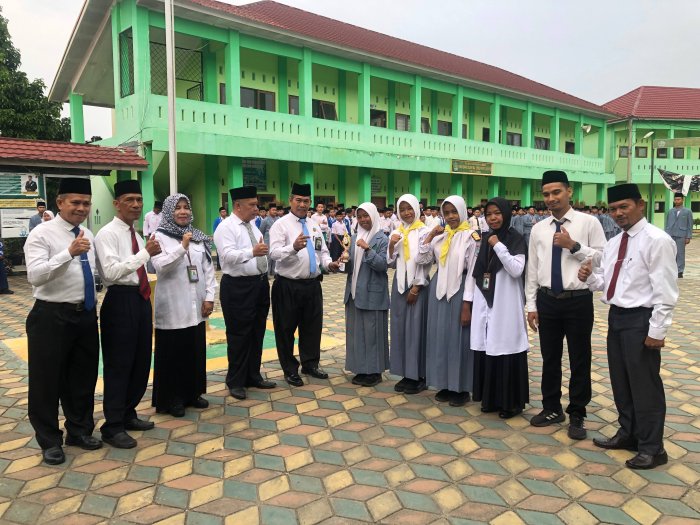 Upacara Penuh Kebanggaan! PMR WIRA MAN 3 Kota Jambi Resmi Terima Trofi Juara 1 Cabang LCT LKPM X