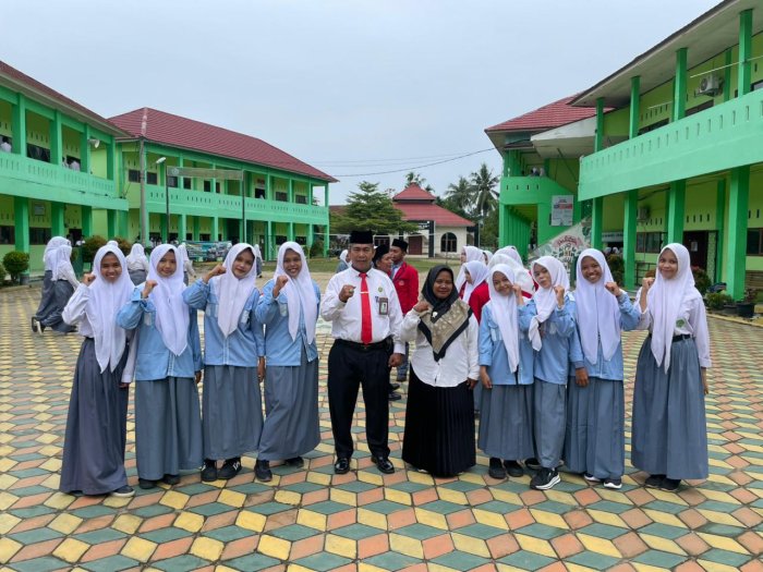 Kepala MAN 3 Kota Jambi Resmi Kukuhkan Pengurus PIK-R Jersi Terbaru