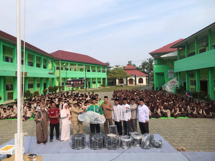 MAN 3 Kota Jambi Terima Bantuan Peralatan Drumband dari Dana Pokir Anggota DPRD Kota Jambi