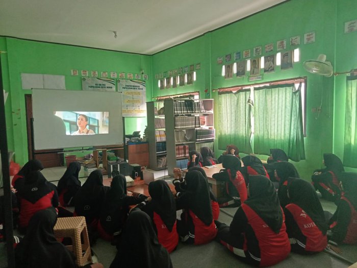 Usai Asesmen, Murid MAN 3 Kota Jambi Padati Perpustakaan untuk Nobar Film Indonesia Usai Asesmen, Murid MAN 3 Kota Jambi Padati Perpustakaan untuk Nobar Film Indonesia