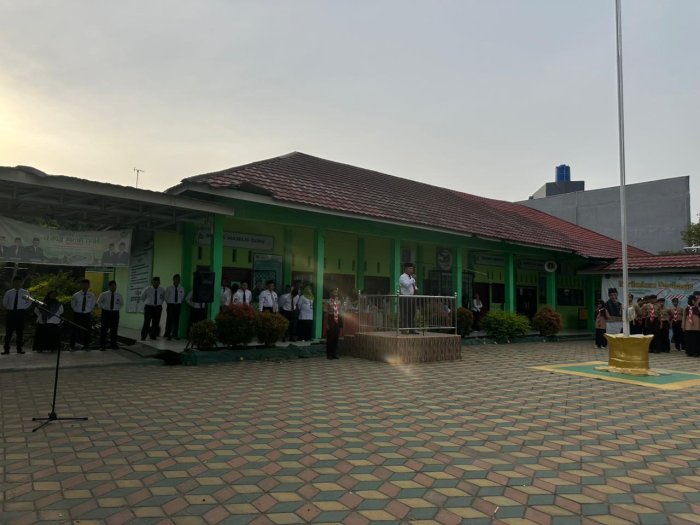 Upacara Bendera Senin Berlangsung Tertib dan Penuh Semangat di MAN 3 Kota Jambi Upacara Bendera Senin Berlangsung Tertib dan Penuh Semangat di MAN 3 Kota Jambi