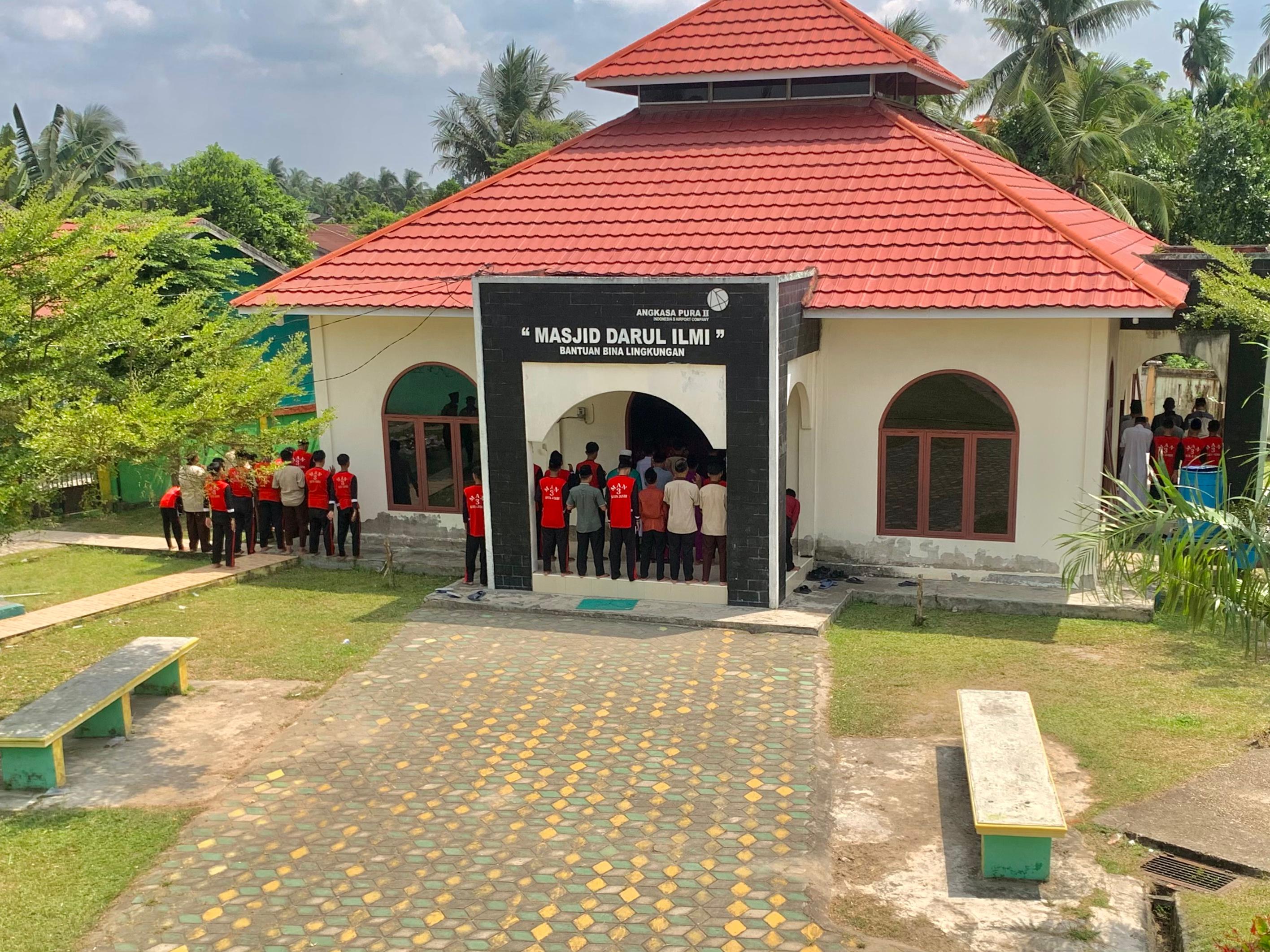 Antusiasme Tinggi: Jamaah Sholat Jumat di Madrasah Membludak Antusiasme Tinggi: Jamaah Sholat Jumat di Madrasah Membludak