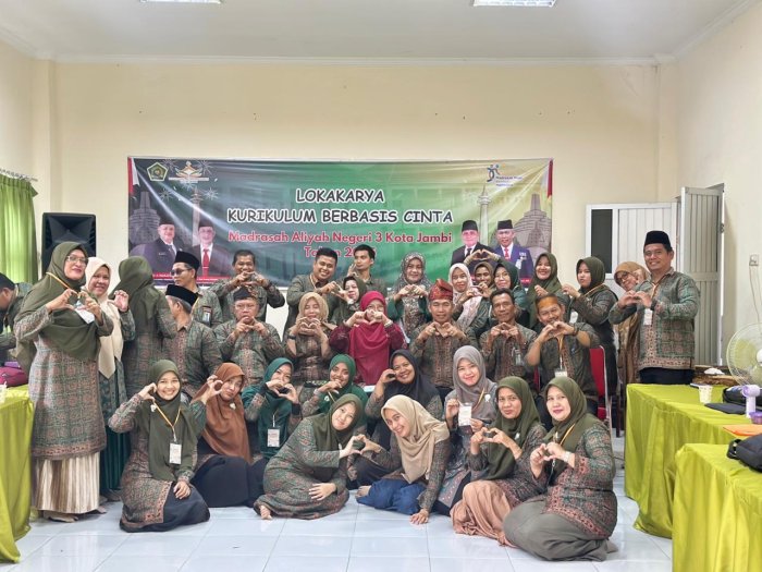 Kepala MAN 3 Kota Jambi Tutup Lokakarya Kurikulum Berbasis Cinta 2025