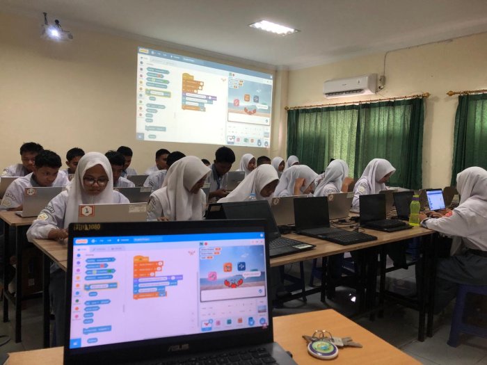 Seru Belajar Koding! Siswa XI F7 Ciptakan Kalkulator Digital dengan Scratch