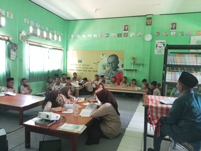 Guru SKI Manfaatkan Perpustakaan MAN 3 Kota Jambi sebagai Ruang Literasi dan Diskusi Pembelajaran Guru SKI Manfaatkan Perpustakaan MAN 3 Kota Jambi sebagai Ruang Literasi dan Diskusi Pembelajaran