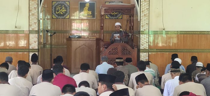 Siswa MAN 3 Kota Jambi Laksanakan Salat Jumat di Masjid Darul Ilmi, Bahas Pentingnya Menjauhi Pertemanan Toxic