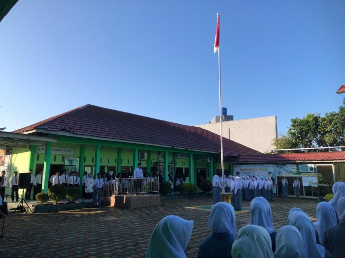 Disiplin Jadi Sorotan, Upacara Bendera di MAN 3 Kota Jambi Berjalan Tertib dan Khidmat
