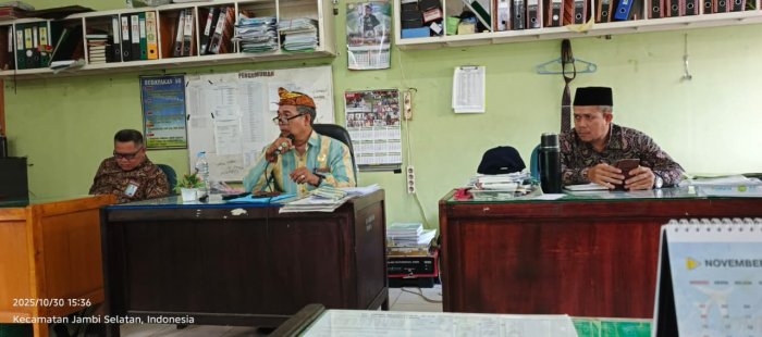 Kepala MAN 3 Kota Jambi Pimpin Rapat Rutin Bahas Evaluasi Pameran Ekonomi Syariah dan Peningkatan Mutu Madrasah