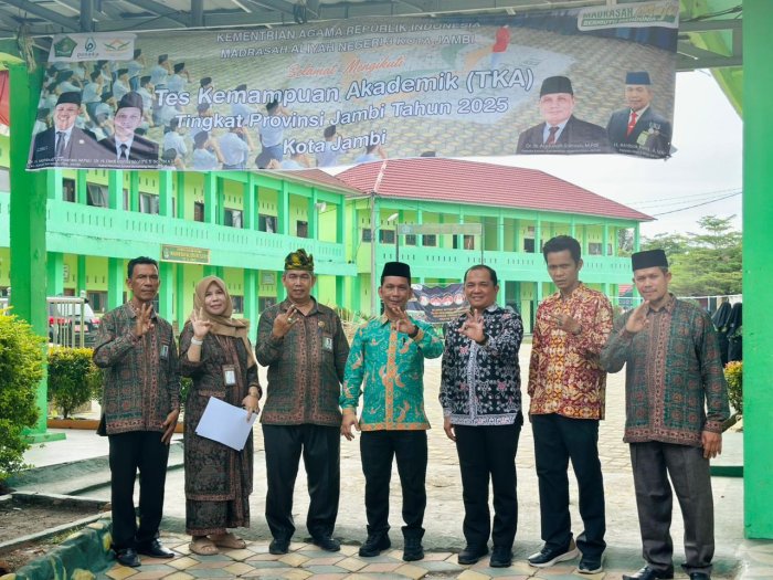 Kabid Penmad Kanwil Kemenag Provinsi Jambi Monitoring Pelaksanaan Tes Kemampuan Akademik di MAN 3 Kota Jambi