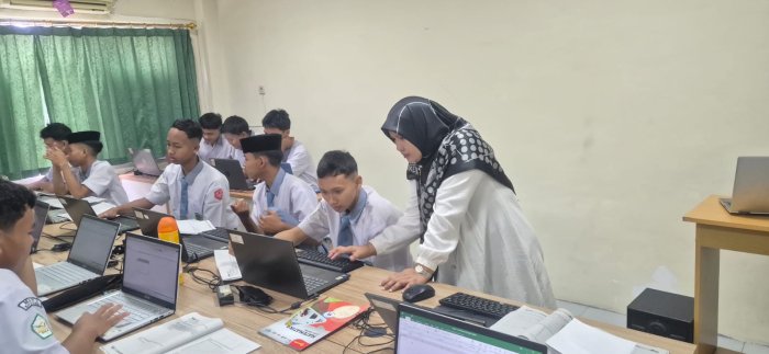 Pembelajaran Matematika Berbasis Teknologi di MAN 3 Kota Jambi, Siswa Kelas XI F6 Antusias Belajar Diagram Pencar