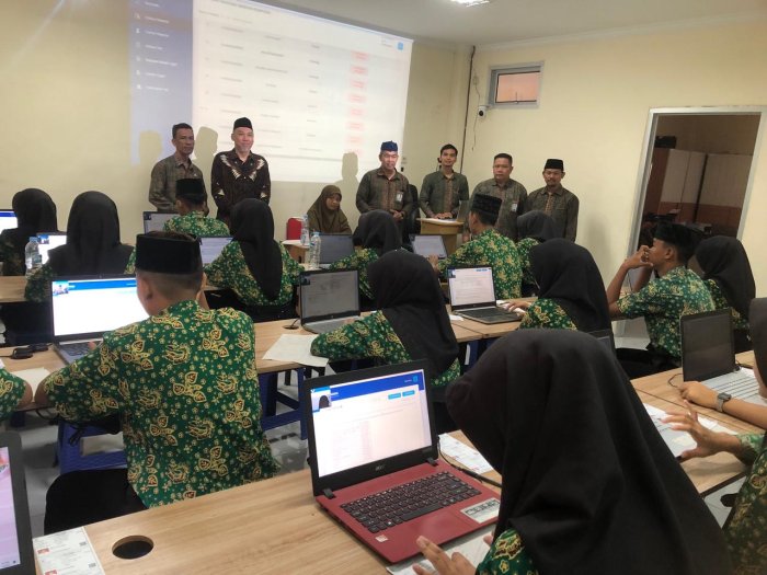 Pengawas MAN 3 Kota Jambi Lakukan Monitoring Pelaksanaan TKA 2025 Gelombang II Hari Kedua