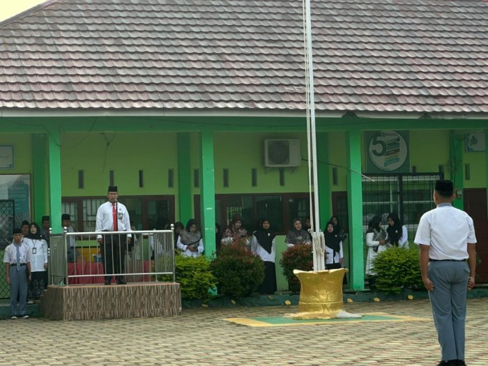 MAN 3 Kota Jambi Gelar Upacara Bendera, Kepala Madrasah Ajak Murid Disiplin dan Hormati Guru