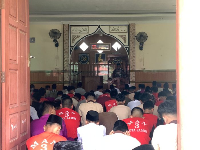Perkuat Nilai Religius, MAN 3 Kota Jambi Laksanakan Shalat Jumat Berjamaah