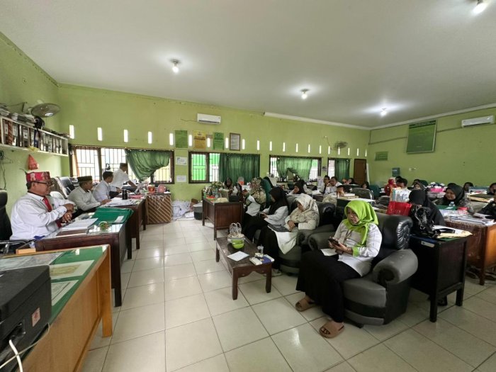 Kepala MAN 3 Kota Jambi Pimpin Rapat Guru dan Karyawan Bahas Agenda Penting