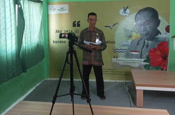 Wakil Kepala MAN 3 Kota Jambi Rekam Video Persiapan PKKM 2025 Wakil Kepala MAN 3 Kota Jambi Rekam Video Persiapan PKKM 2025