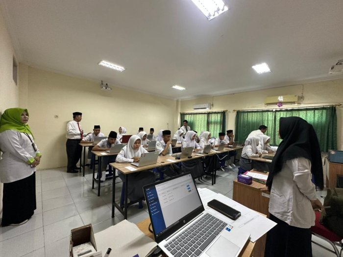 Kepala Madrasah Pantau Langsung Pelaksanaan TKA 2025 Kepala Madrasah Pantau Langsung Pelaksanaan TKA 2025