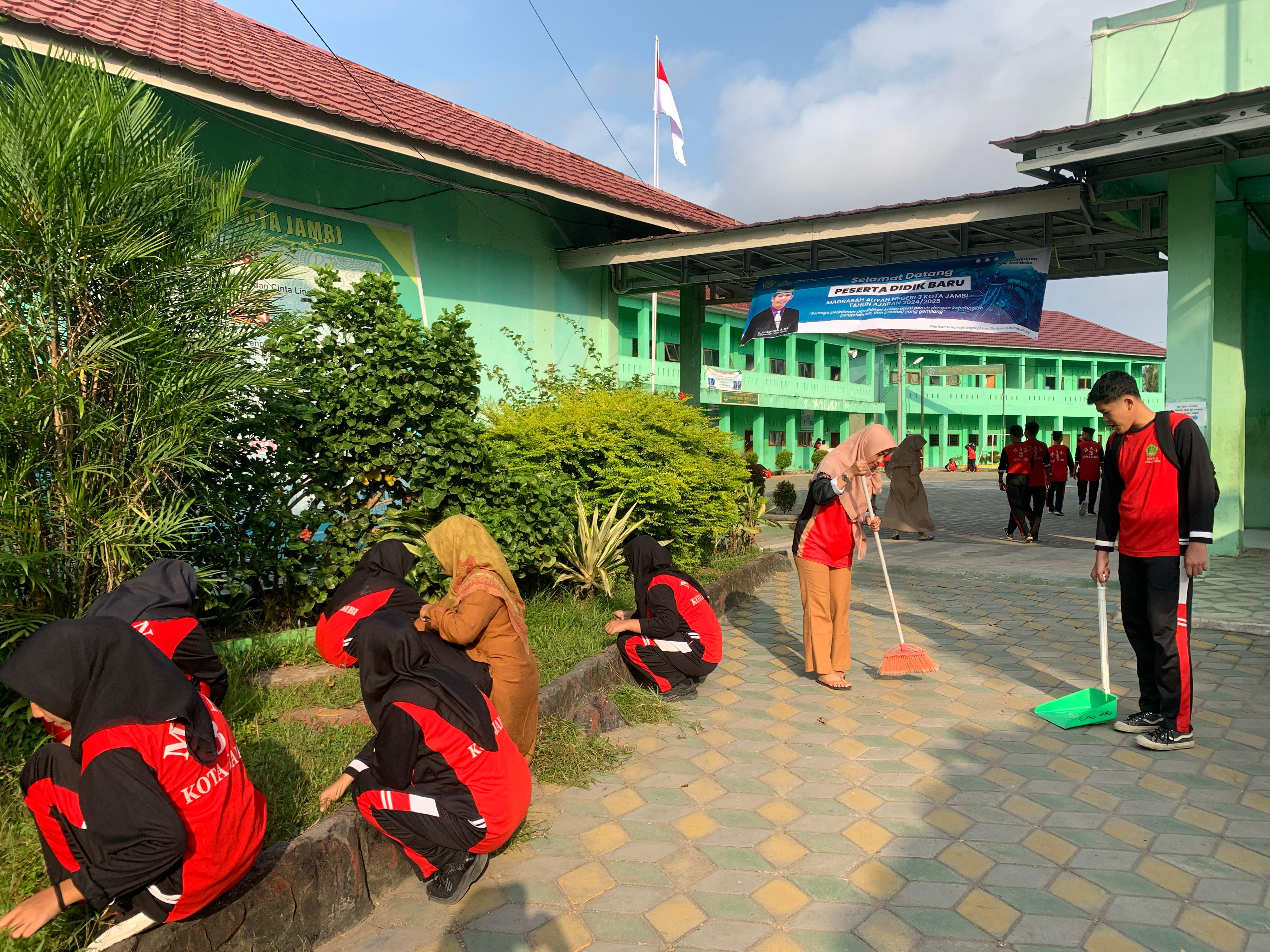 MAN 3 Kota Jambi: Gotong Royong Membentuk Pelajar Berkarakter Pancasila