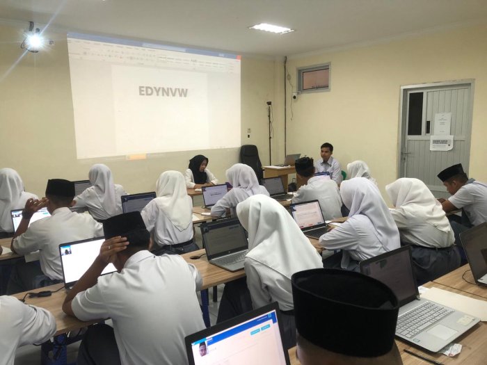 Pelaksanaan Tes Kemampuan Akademik (TKA) Hari Kedua di MAN 3 Kota Jambi Berjalan Lancar Meski Terkendala Listrik