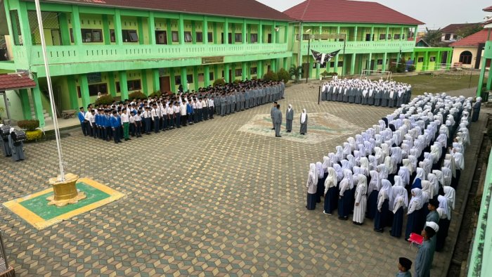 Upacara Bendera di MAN 3 Kota Jambi, Kedisiplinan Jadi Pesan Utama Kepala Madrasah Upacara Bendera di MAN 3 Kota Jambi, Kedisiplinan Jadi Pesan Utama Kepala Madrasah