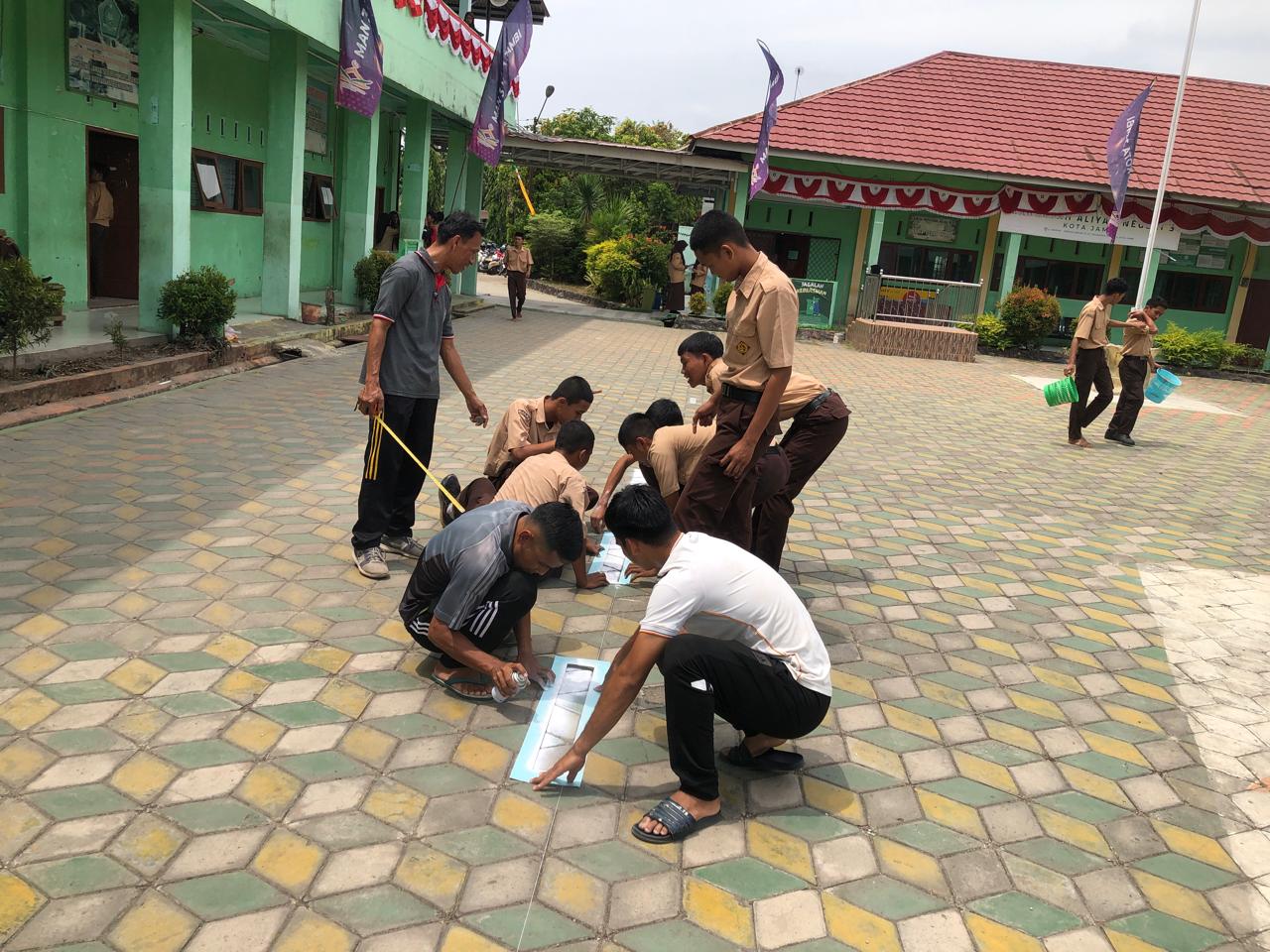 Sambut Hari Kemerdekaan, SARPRAS Man 3 Kota Jambi Persiapkan Lapangan Utama