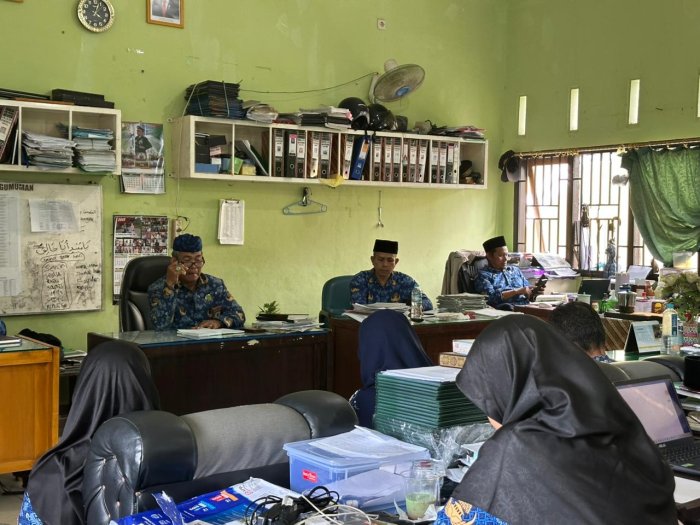 Kepala MAN 3 Kota Jambi Pimpin Rapat Rutin, Bahas Optimalisasi Website dan Evaluasi Kunjungan Kerja