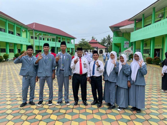 MAN 3 Kota Jambi Lantik Ekstrakurikuler Drumband Pertama, Pembina Ditunjuk Hayandi S.Pd.I