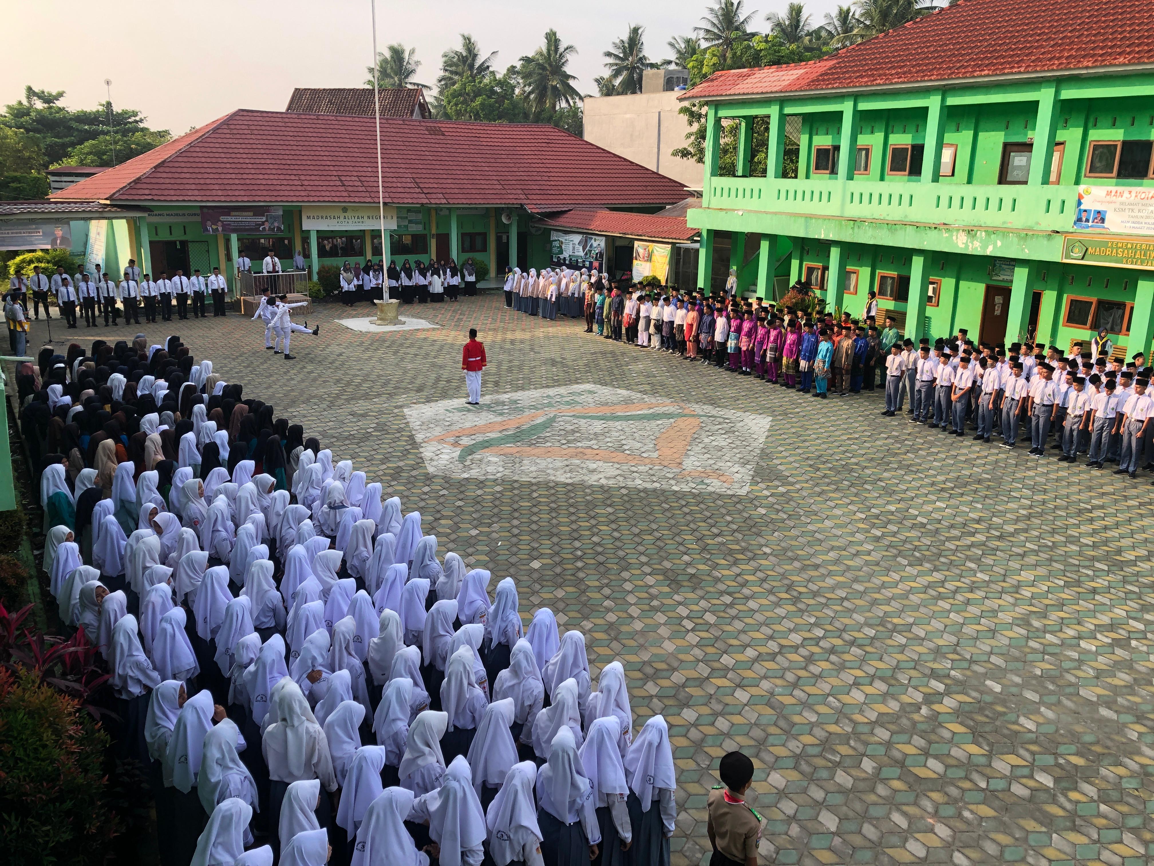Upacara Pengibaran Bendera Perdana di Hari Pertama Masuk Madrasah