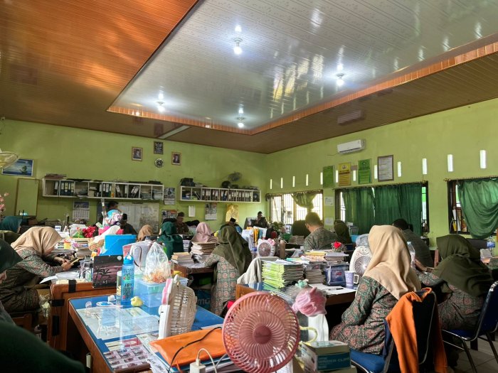 Rapat Rutin MAN 3 Kota Jambi Bahas Kedisiplinan dan Pembinaan Karakter Siswa