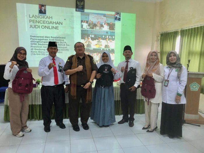 Kejati Jambi Edukasi Bahaya Judi Online di MAN 3 Kejati Jambi Edukasi Bahaya Judi Online di MAN 3