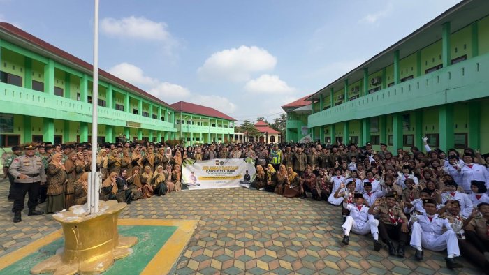 Kapolresta Jambi Boy Sutan Binanga Siregar Ingatkan Murid MAN 3 Kota Jambi Jauhi Geng Motor dan Narkoba Kapolresta Jambi Boy Sutan Binanga Siregar Ingatkan Murid MAN 3 Kota Jambi Jauhi Geng Motor dan Narkoba
