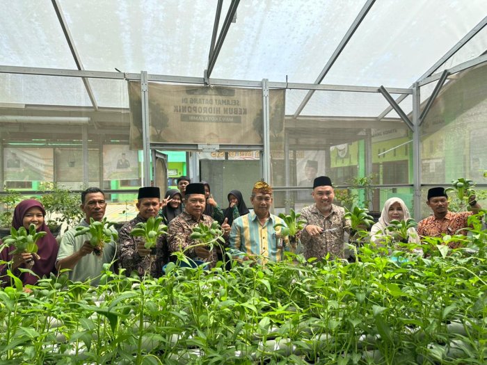 Kepala MAN 3 Kota Jambi Gelar Panen Raya di Green House, Wujud Nyata Madrasah Cinta Lingkungan